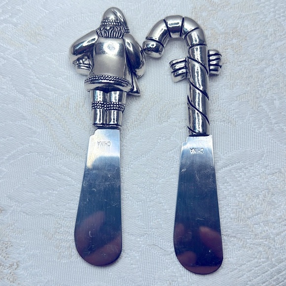 VINTAGE SET 2 DECORATIVE CHRISTMAS STAINLESS KNIVES - Picture 2 of 2